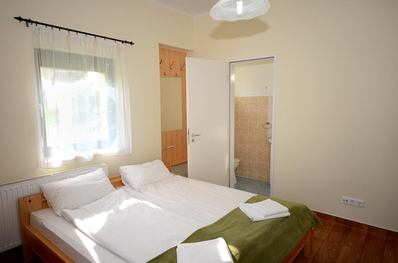 Szarszo Panzio Bed & Breakfast Balatonszarszo Exterior photo