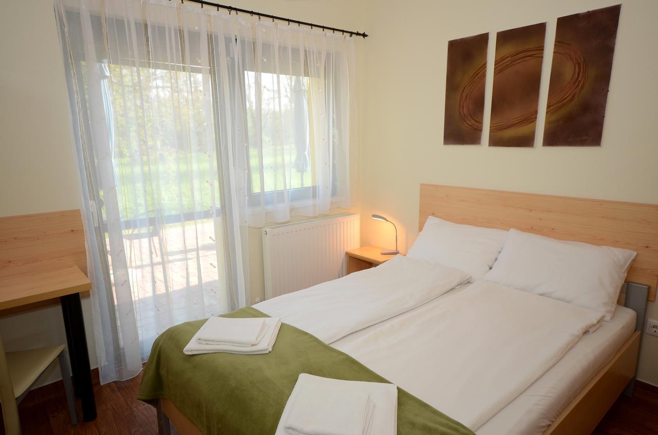 Szarszo Panzio Bed & Breakfast Balatonszarszo Exterior photo